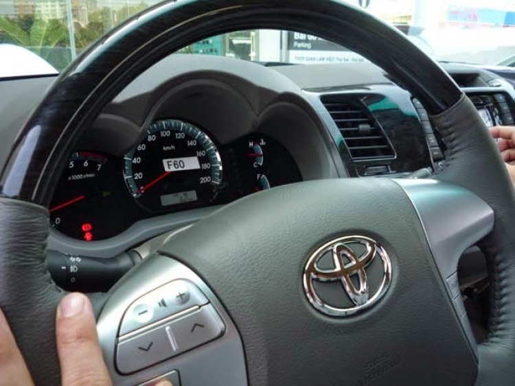Có nên bọc vô lăng xe Toyota Fortuner??? | Tư Vấn | Otosaigon